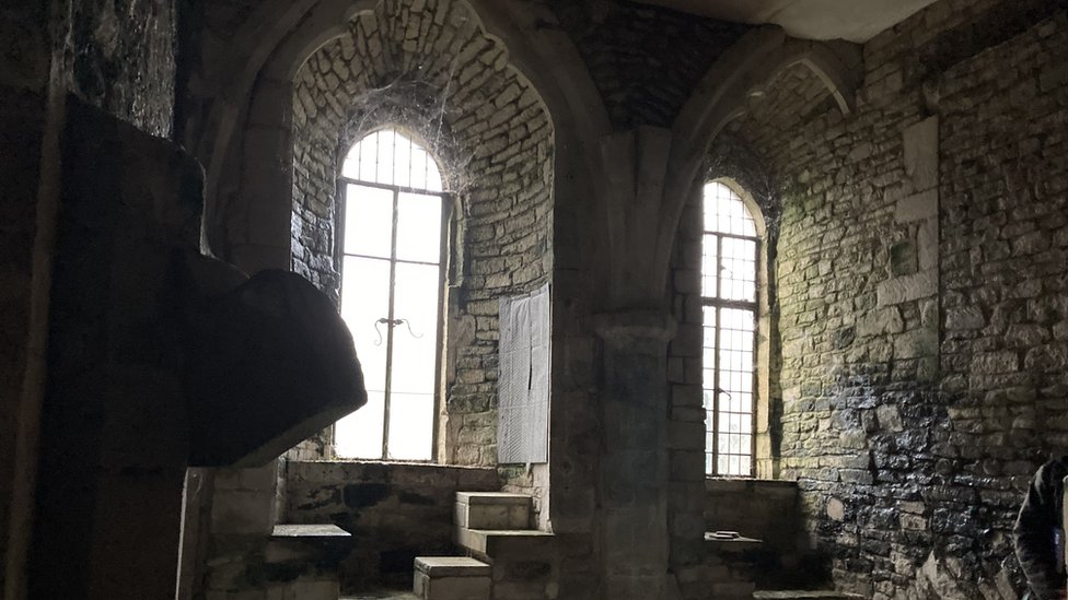Deo dnevnog boravka srednjevekovne opatije koji je danas deo podruma susednog zdanja na opatijskom posedu