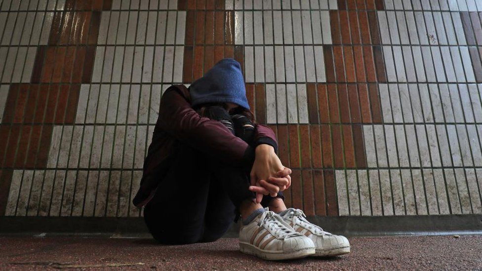 الاعتداءات الجنسية: بريطانيا تخصص قوة لمكافحة العصابات التي تستغل الأطفال 1 صورة طفلة خائفة في مكان غير معروف