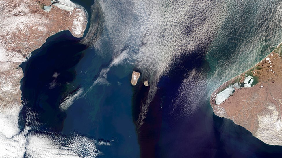 Vista aérea do estreito de Bering