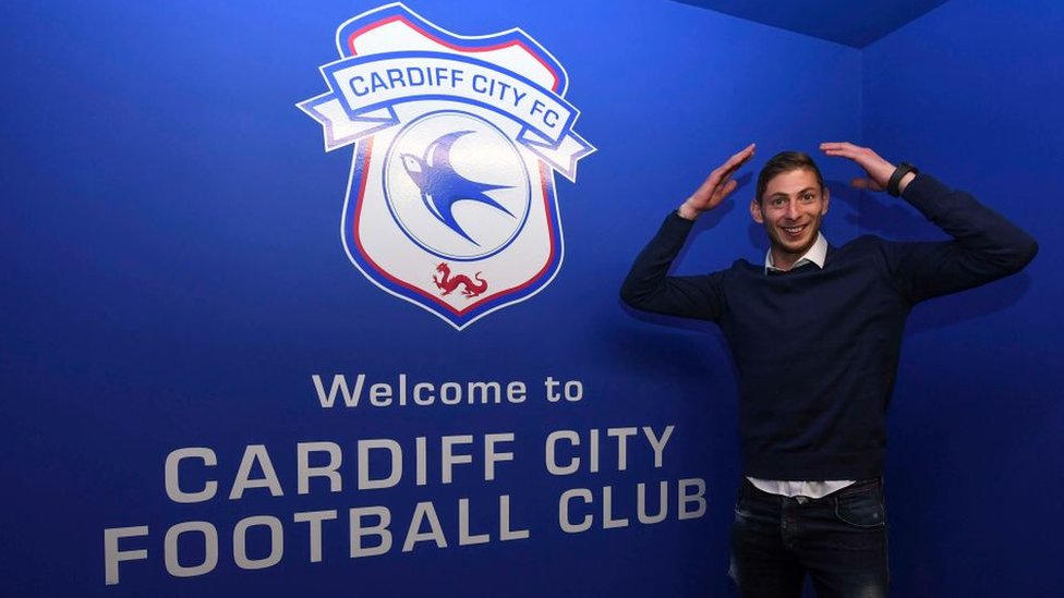Emiliano Sala frente al logo de Cardiff City.