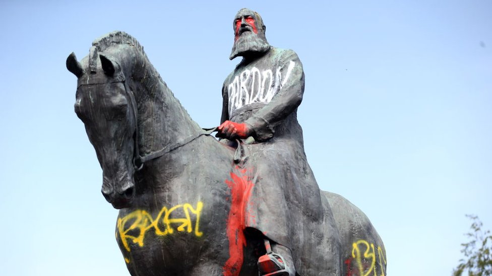 ليوبولد الثاني حكم بلجيكا من 1865-1909 - طالب ناشطو حقوق الإنسان بإزالة تمثاله في بروكسل بسبب نظامه الوحشي في الكونغو الحرة.