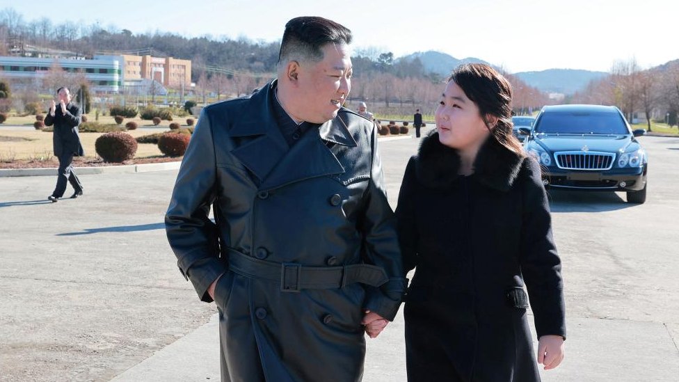 [출처: Reuters] 김정은 위원장은 이번에도 딸과 팔짱을 끼거나 손을 꼭 잡는 등 다정한 모습을 과시했다