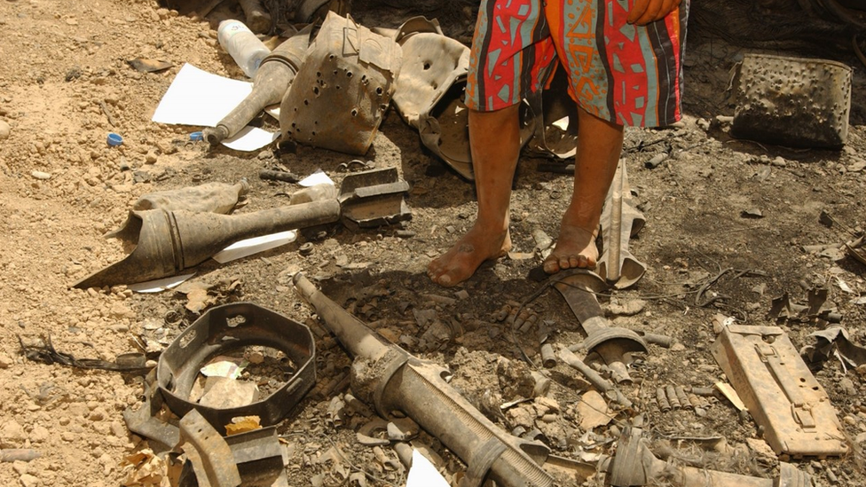 Delovi granata sa osiromašenim uranijumom koje je SAD koristila u Iraku, 2003.