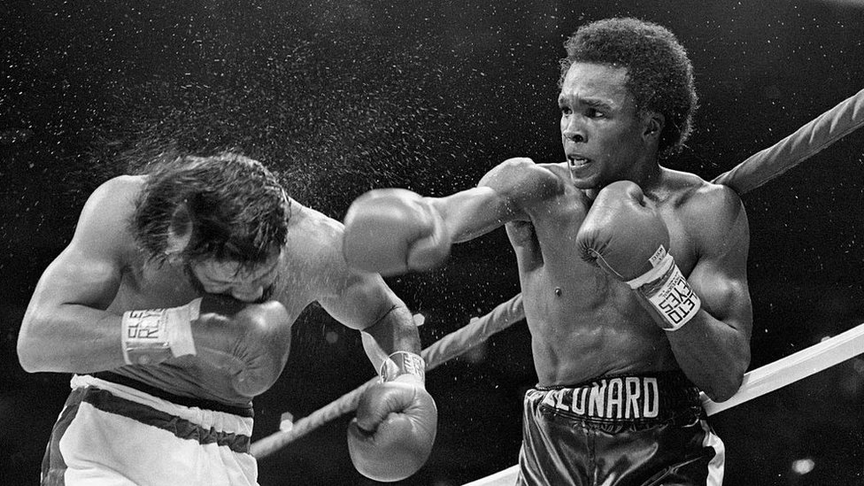 Sugar Ray Leonard golpea a Roberto Duran en una pelea de 1980
