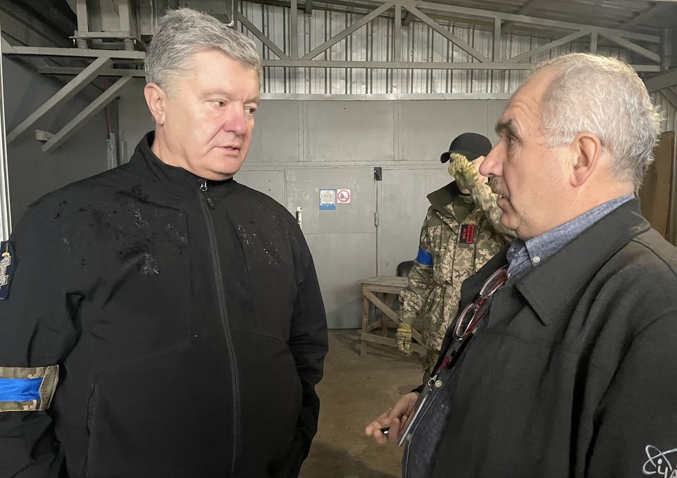 El expresidente ucraniano Petro Poroshenko (izquierda) visitó la planta luego de la retirada de los soldados rusos.