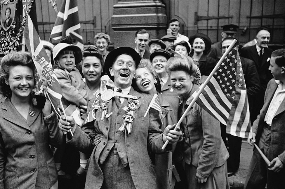 Восторженные толпы людей празднуют День Победы на Пикадилли в Лондоне в конце Второй мировой войны, 8 мая 1945 года