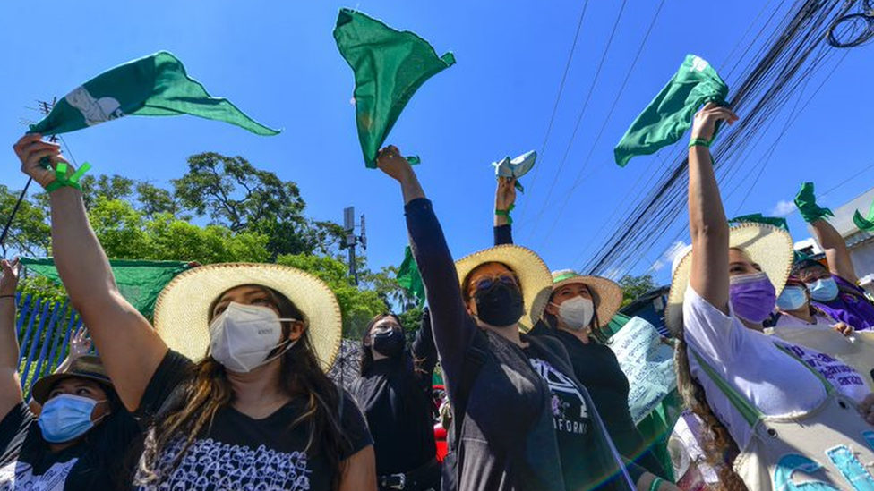 Žene mašu zelenim maramama na protestu za pravo naizbor u San Salvadoru