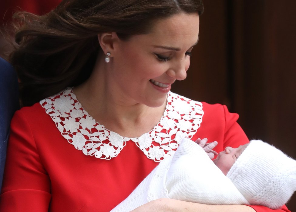4月，英國劍橋公爵夫人凱特的第三個孩子——路易王子（Prince Louis）出生，母子離開倫敦的聖瑪麗醫院。