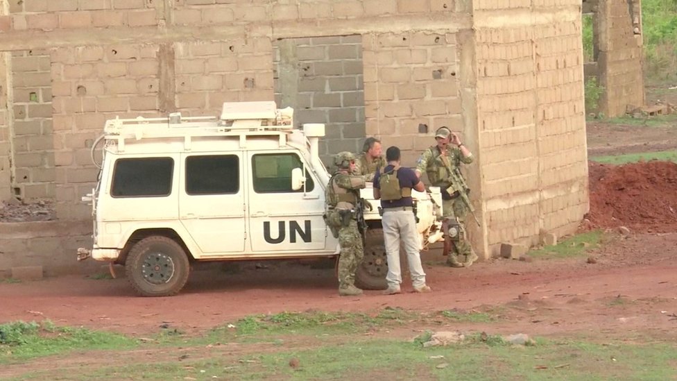 Французские солдаты стоят вокруг машины Организации Объединенных Наций после нападения, когда боевики штурмовали Кампемент Кангаба в Дугуракоро