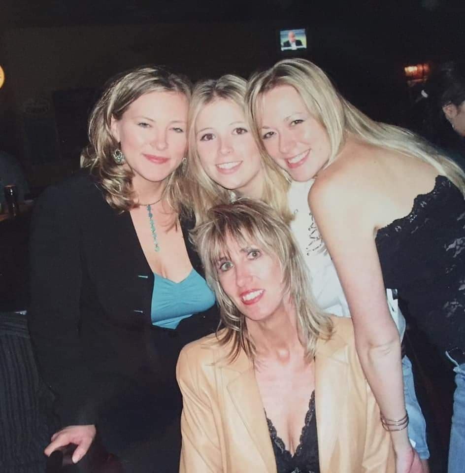 Carlson (izqda.) con su madre Linda Haythorne (debajo) y sus hermanas Chelsea (centro) y Tara.
