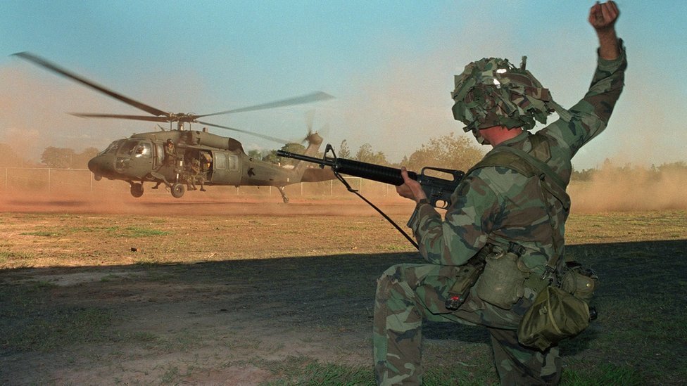 Американский солдат управляет военным вертолетом во время операции против военного командного пункта, лояльного генералу Мануэлю Норьеге, 23 декабря 1989 года.