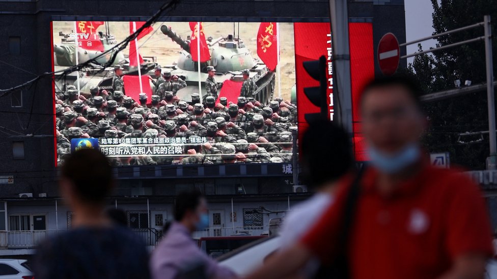 北京街頭一巨型電視屏幕在播放官方中國中央電視台新聞聯播有關解放軍的報道（2/8/2022）