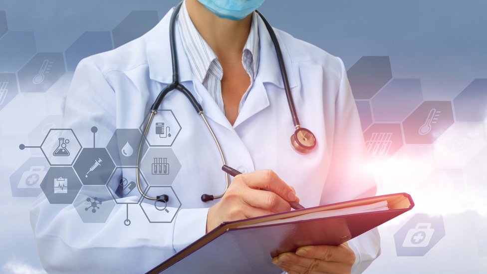 Buscar la opinión médica es fundamental si algo se sale de lo normal. Una doctora tomando nota