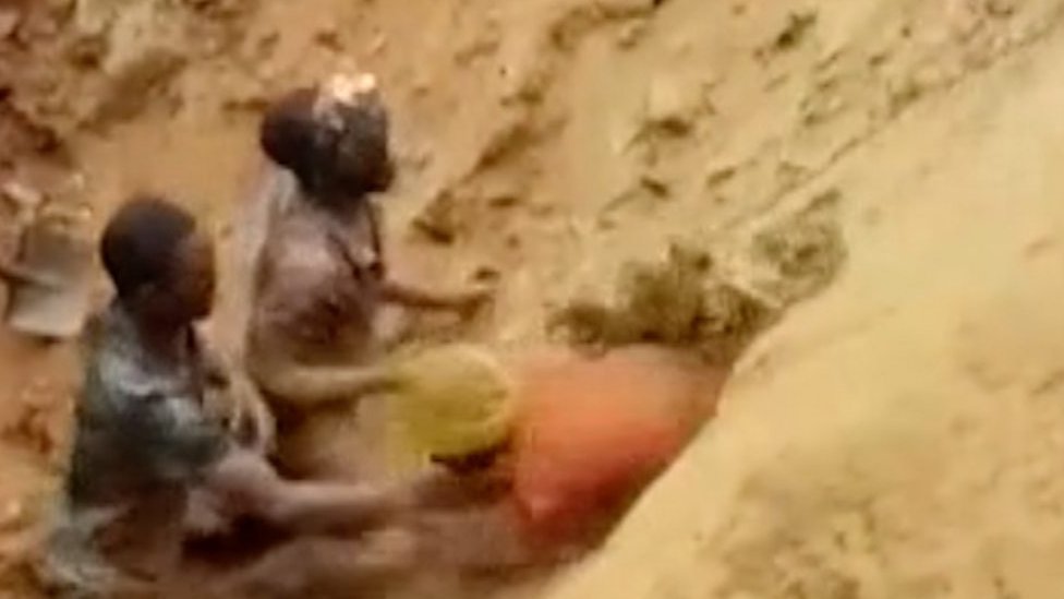 Man uses bare hands to rescue trapped DRC miners