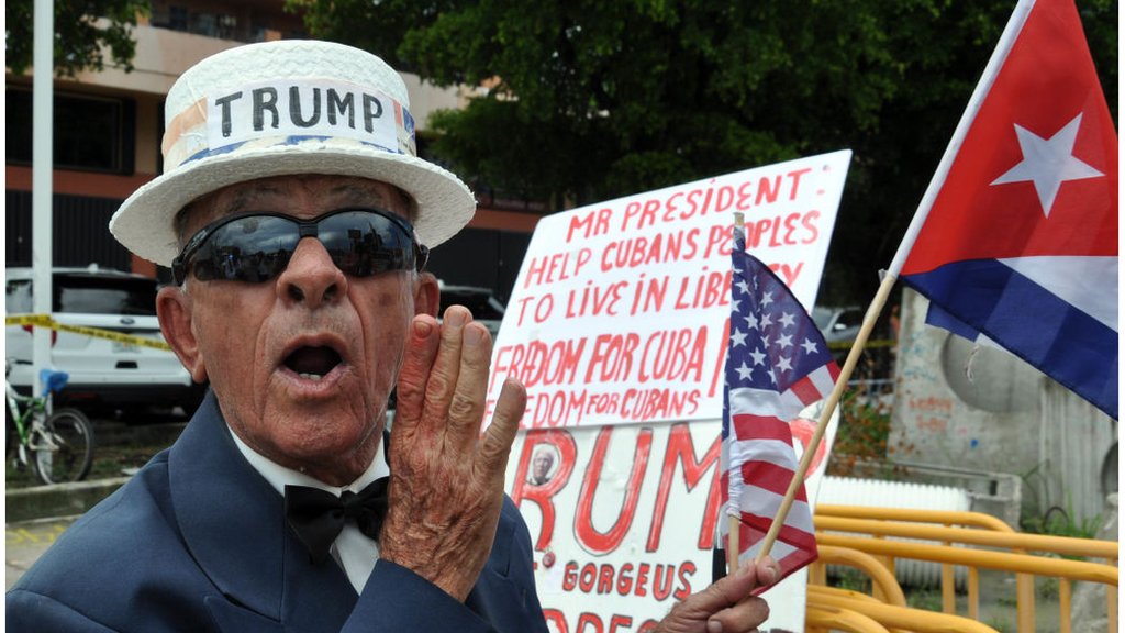 Сторонник Трампа в 2017 году с плакатом в поддержку действий президента на Кубе