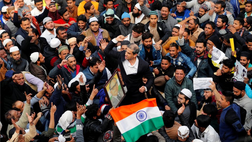 Демонстранты в Дели, Индия, протестуют против закона о гражданстве