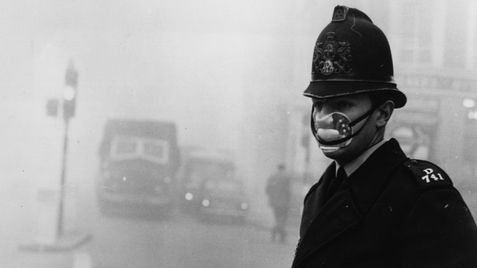 Лондонский полицейский в маске в густом смоге, 1962 год