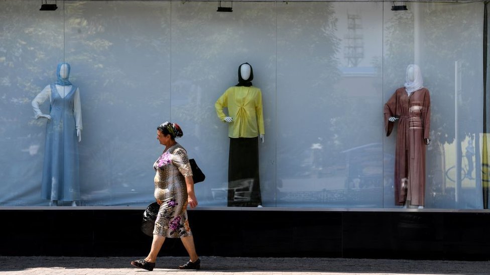 La mayoría de los chechenos son musulmanes. Una mujer camina por una calle en Chechenia.