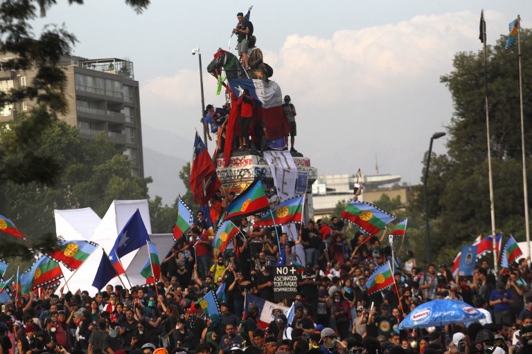 Protestolarda bir yıl önce öldürülen Mapuçeli bir genci anmak için yerli bayrakları da kullanıldı
