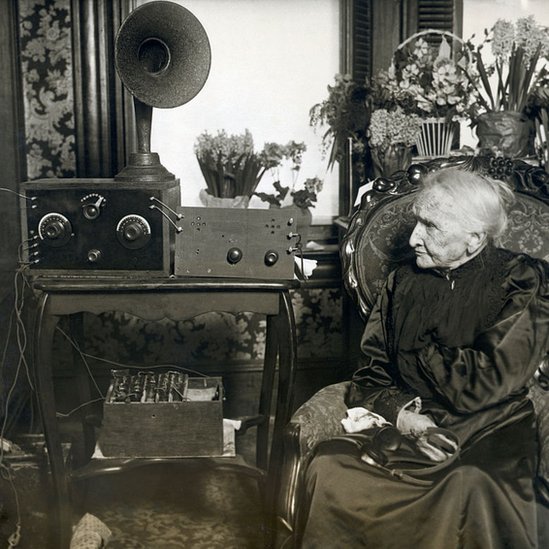 Una mujer escuchando la radio en 1924.