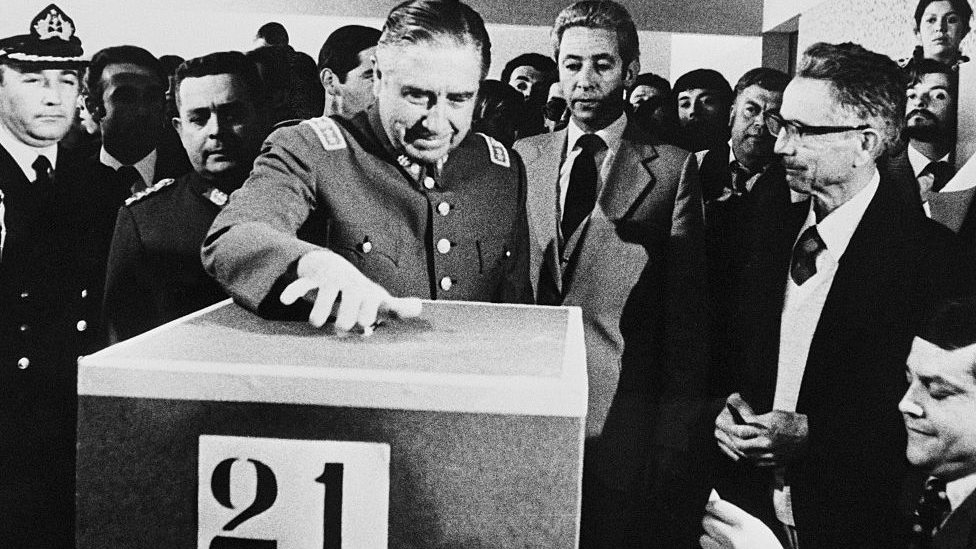 Augusto Pinochet votando en el referéndum en 1980.