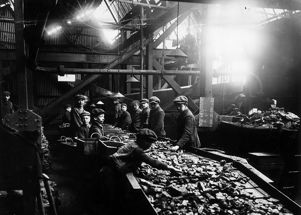 Мальчики работают на угольной шахте в Баргоеде в 1910 году