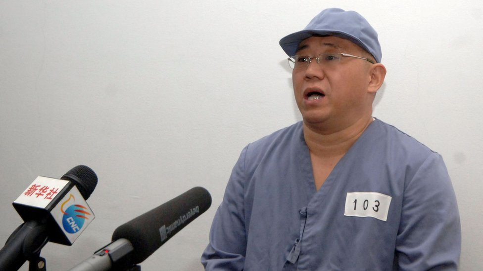 Kenneth Bae trabajaba seis días a la semana en una granja, "cargando roca, excavando carbón". Kenneth Bae, un misionero cristiano koreano estadounidense, que estuvo detenido en Corea del Norte por más de un año, aparece ante un pequeño número de medios en Pyongyang (foto de enero de 2014).