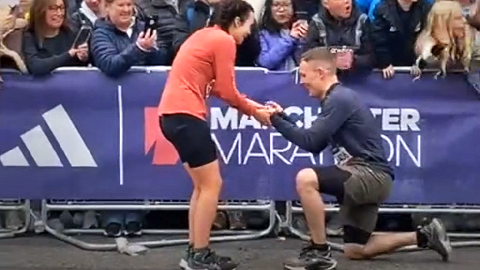 Manchester Marathon runners get engaged at finish line