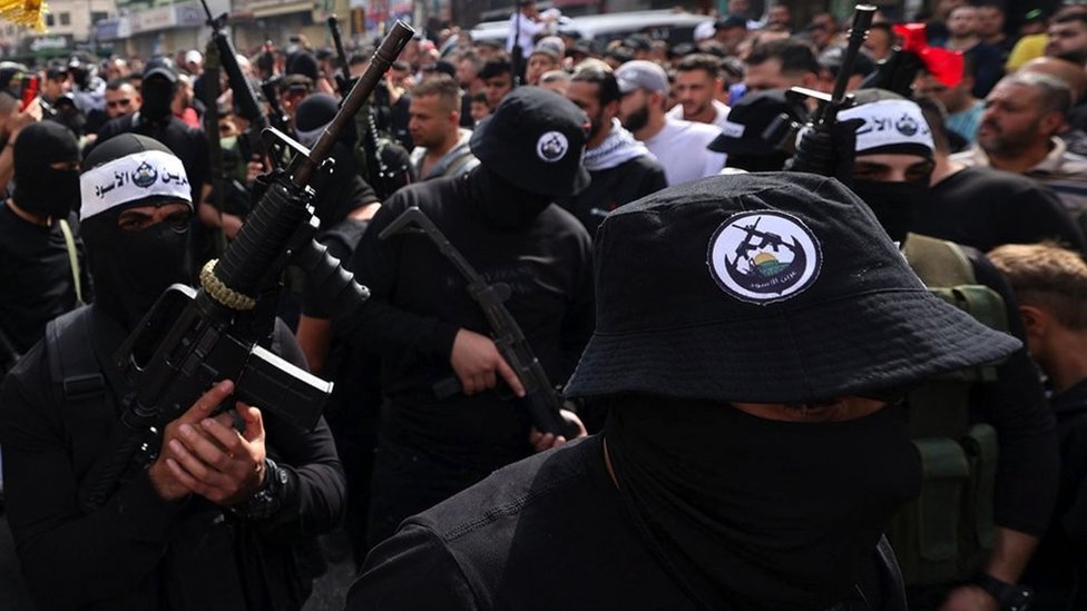 Milicianos palestinos de La Guarida del León disparan al aire durante el funeral de Tamer al-Kilani en Nablus el 23 de octubre de 2022.
