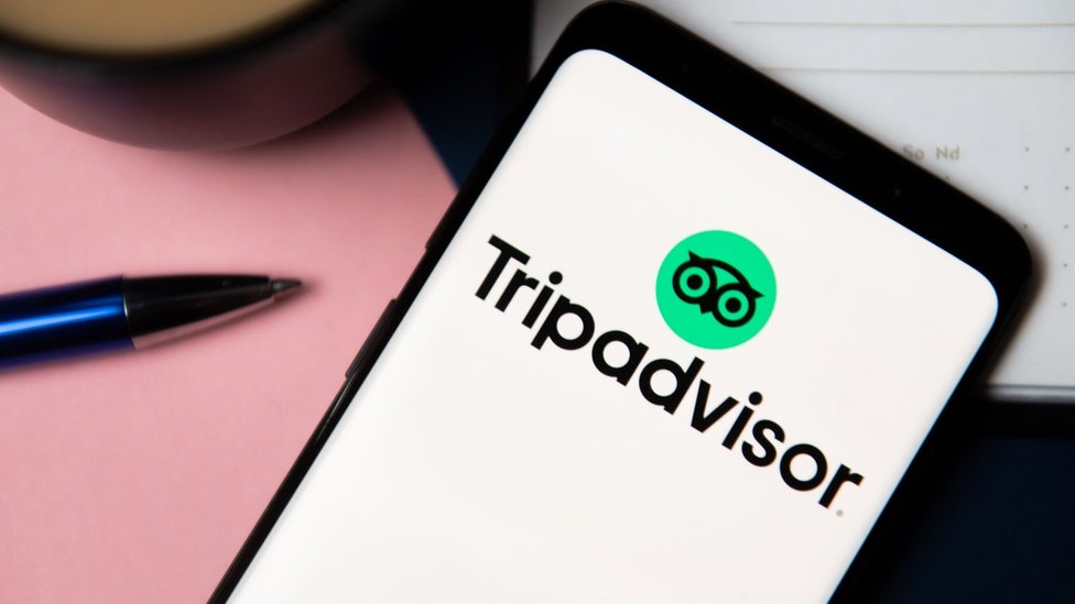 Логотип TripAdvisor на телефоне