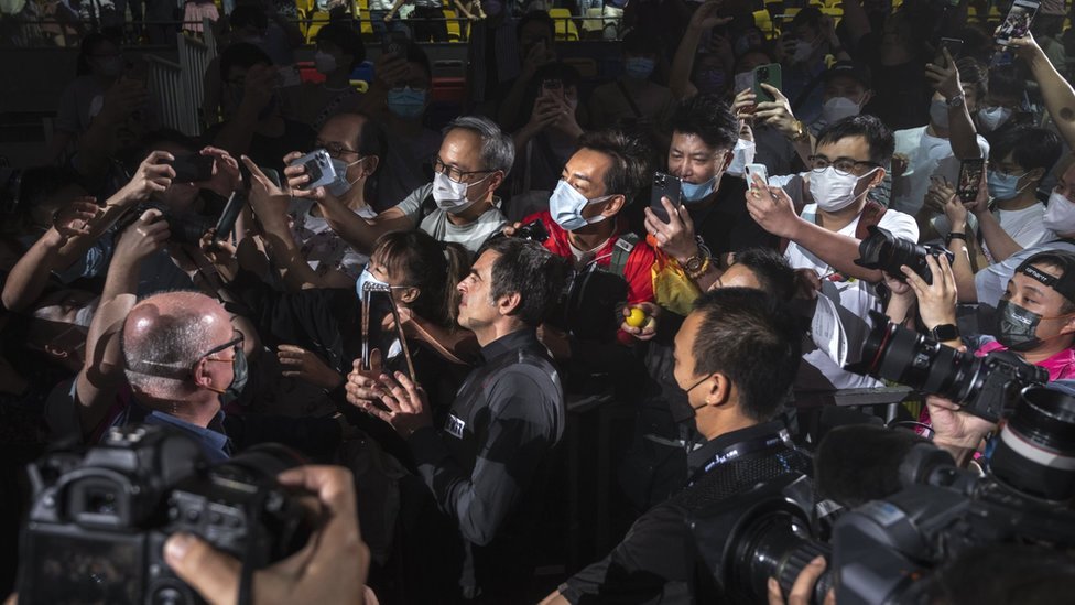 Fans surrounding Ronnie O'Sullivan after he won Hong Kong Masters on 9 October