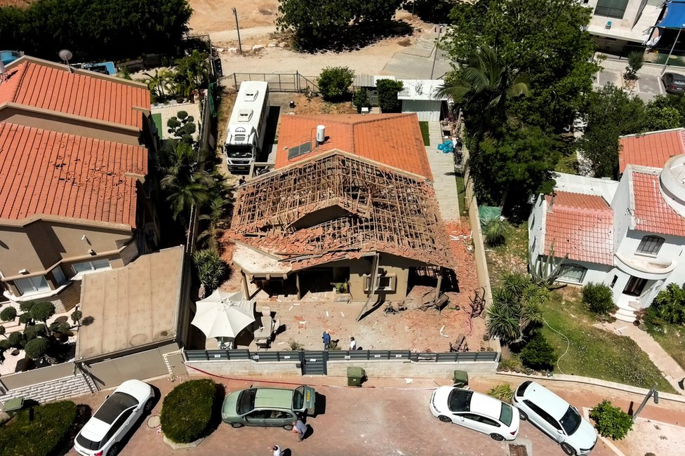 Uma casa foi danificada por um foguete lançado na cidade israelense de Sderot, neste sábado