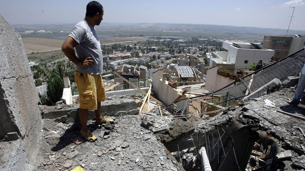 Posledice pogotka rakete ispaljene iz južnog Libana u izraelskom gradu Haifi 23. jula 2006.