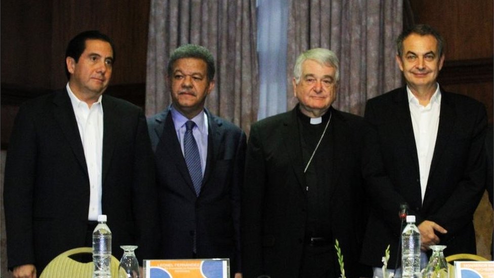 Представитель Ватикана монсеньор Эмир Поль Черриг (2-справа), бывший президент испанского правительства Хосе Луис Родригес Сапатеро (справа), бывший президент Панамы Мартин Торрихос (слева) и бывший президент Доминиканской Республики Леонель Фернандес (L-2)