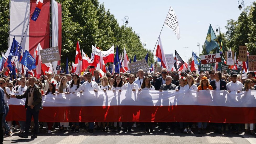 Как в Польше прошел марш против нового закона о противодействии российскому влиянию