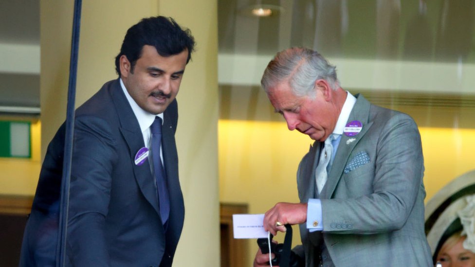 El emir qatarí Tamim bin Hamad al Thani y el actual rey Carlos III reunidos en 2014.