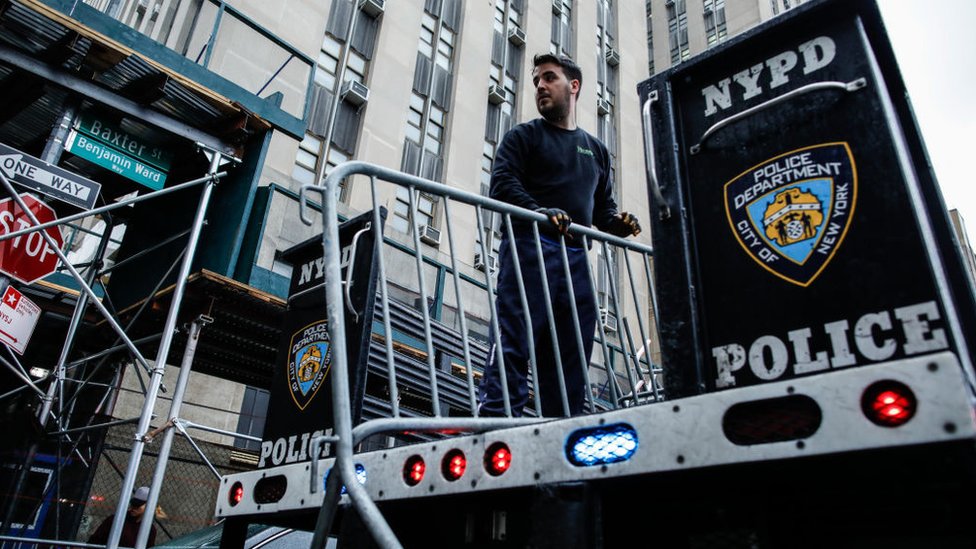 أقام العمال في شرطة نيويورك حواجز خارج مكاتب المدعي العام لمنطقة مانهاتن في 1 أبريل 2023 في مدينة نيويورك.