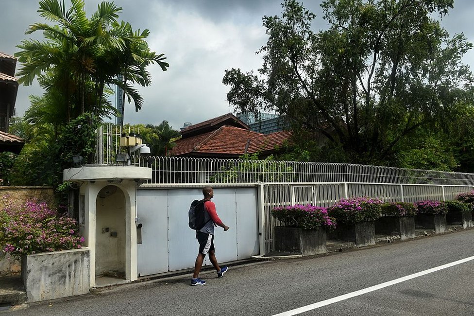 Мужчина проходит мимо дома покойного отца-основателя Сингапура Ли Куан Ю на Оксли-Риз в Сингапуре 11 апреля 2016 года.