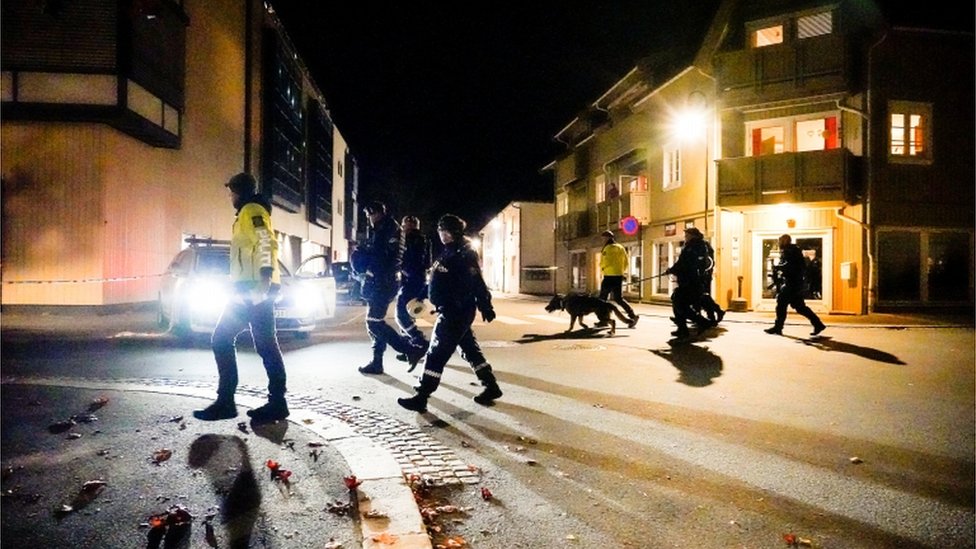 Policías en la escena sospechosa en Kongsberg