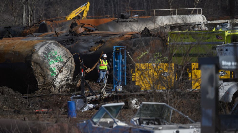 Escenas del descarrilamiento de un tren en Palestina Oriental, Ohio.