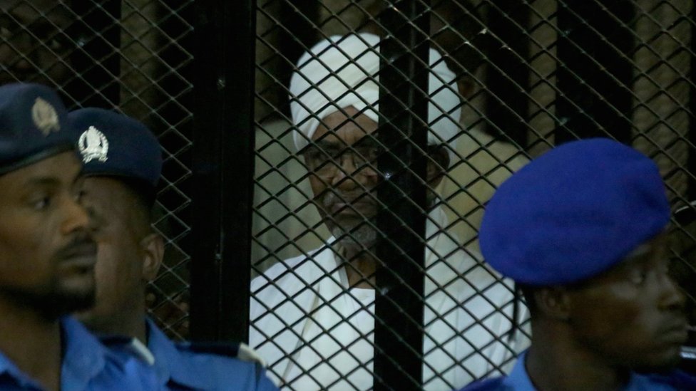 الرئيس السوداني المخلوع عمر البشير أثناء الحكم عليه بتهم التربّح غير المشروع و"تداول النقد الأجنبي بشكل غير قانوني"
