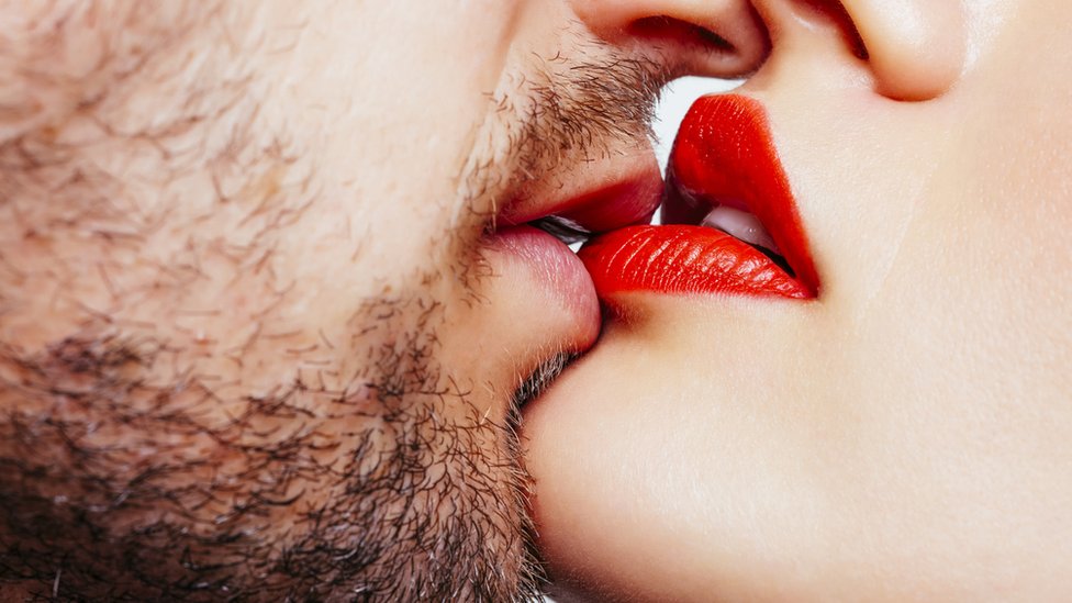 Pareja besándose