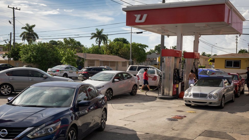 Las gasolineras con los precios más económicos por galón han registrado largas filas desde el lunes. Gasolinera en Miami