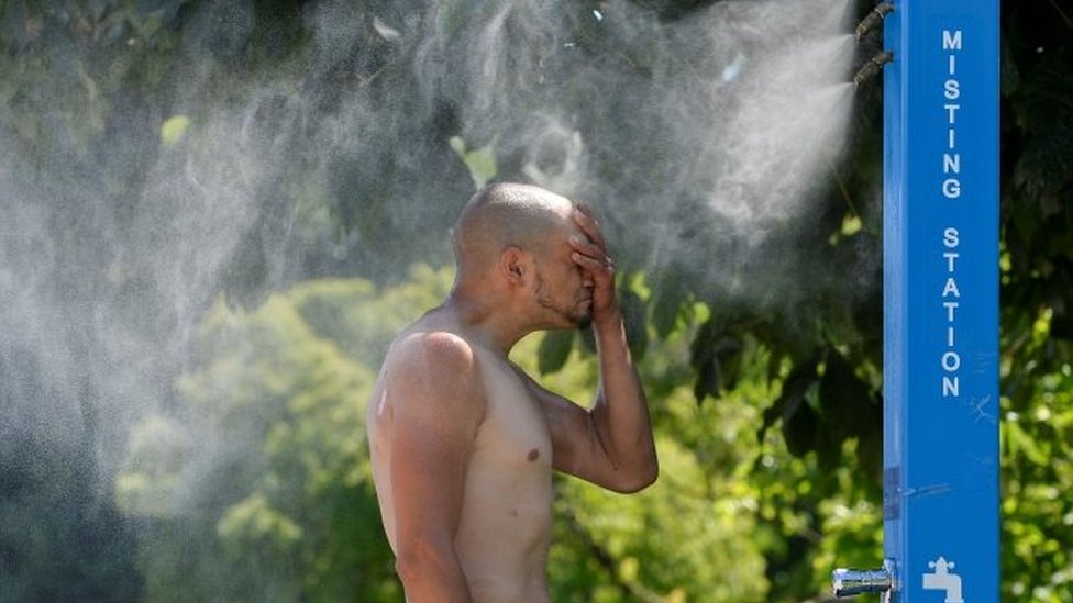 Una persona se refresca del calor en Vancouver.