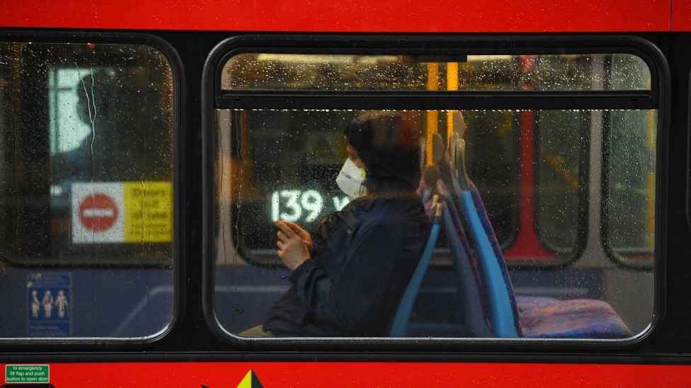 Пассажир в маске лондонского автобуса