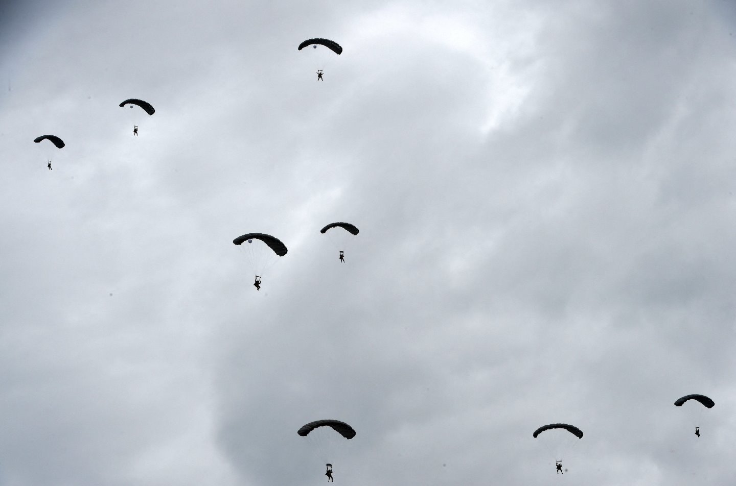 法國芒什聖梅爾埃格利斯美軍士兵從一架C130大力士型運輸機跳傘紀念二戰諾曼底登陸78週年（5/6/2022）