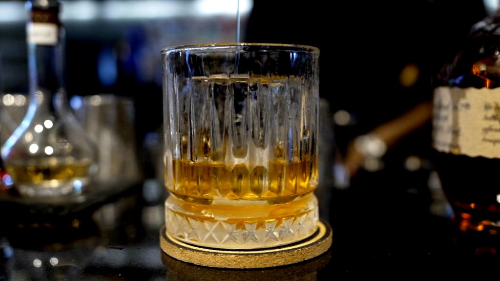 酒吧的玻璃杯裏裝著的威士忌。