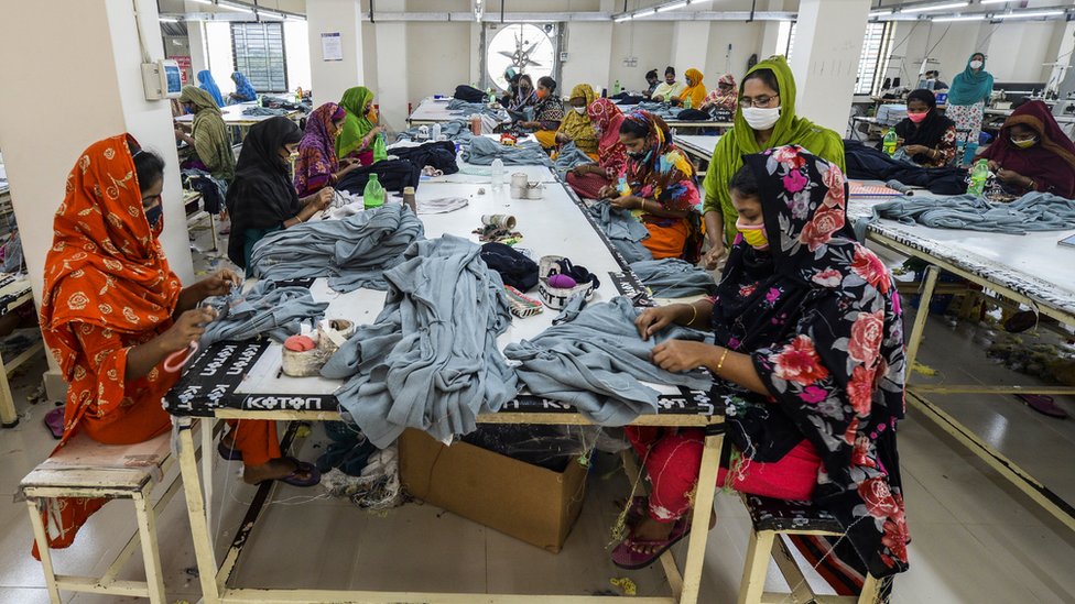 Рабочие работают на швейной фабрике во время карантина, введенного правительством в качестве превентивной меры против распространения Covid-19 в Асулии 7 апреля 2020 года.