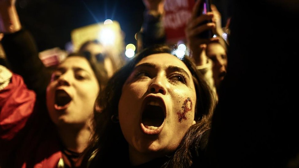 متظاهرون يرددون هتافات وهم يحاولون السير إلى ساحة تقسيم خلال تجمع حاشد بمناسبة اليوم العالمي للمرأة في اسطنبول ، تركيا ، 8 مارس 2023.