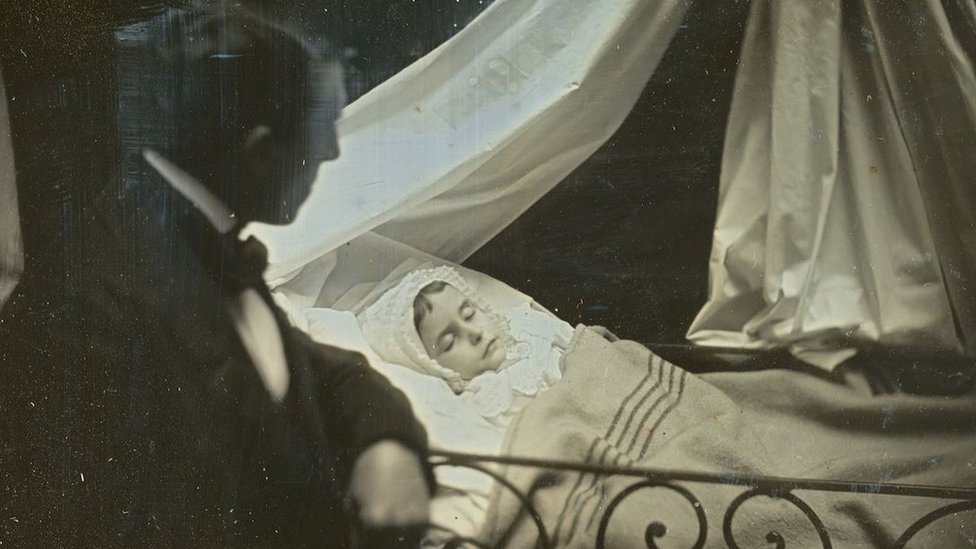 Muškarac posmatra mrtvo telo žene